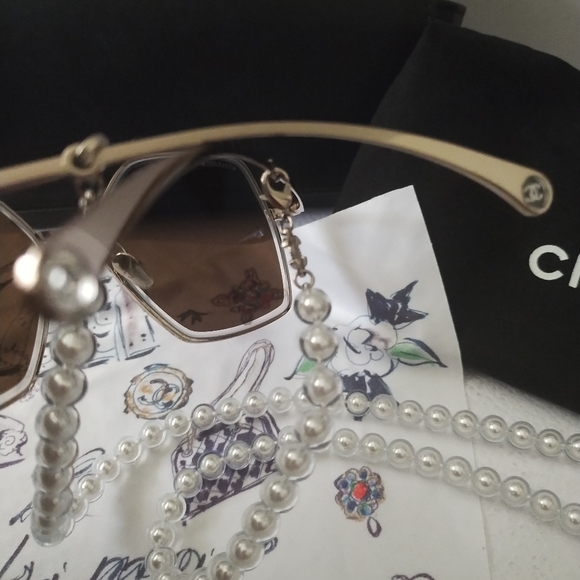 CHANEL SUNGLASSES WITH PEARL ATTACHMENT - Picture 15 of 16